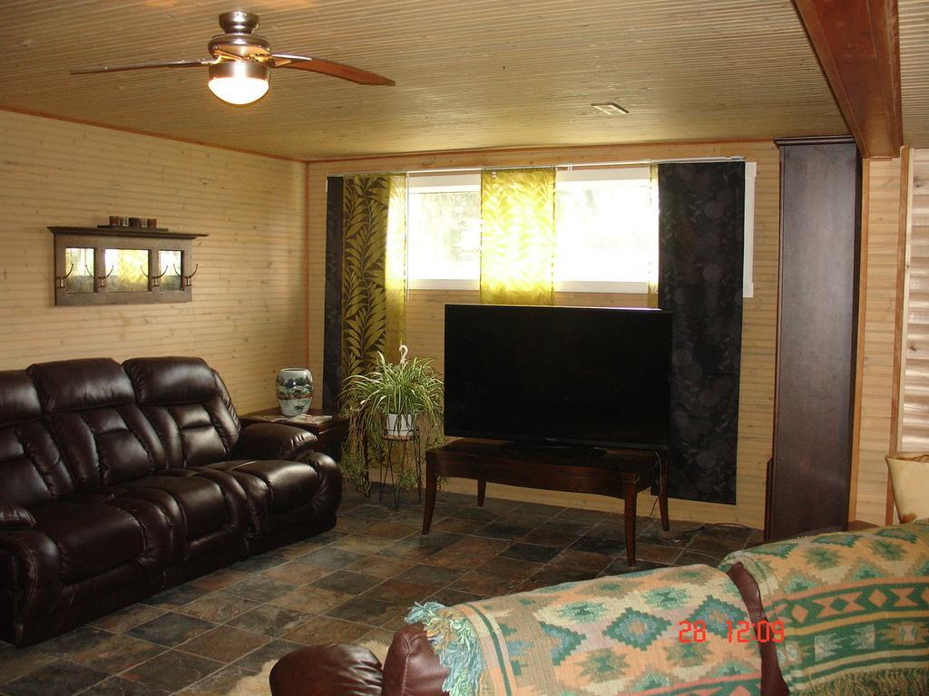 Eileen'S Bed & Breakfast/Guest House Hay River Exterior foto
